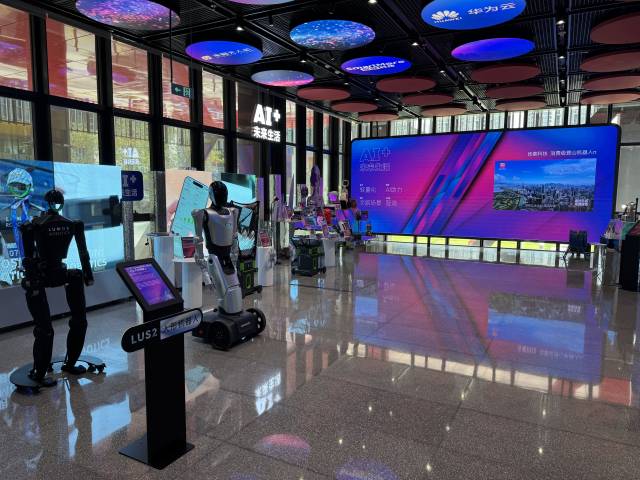 人工智能、智能制造、工業(yè)設(shè)計(jì)、生命健康等一批香港科技成果也在兩地協(xié)作轉(zhuǎn)化落地。 人工智能、智能制造、工業(yè)設(shè)計(jì)、生命健康等一批香港科技成果也在兩地協(xié)作轉(zhuǎn)化落地。