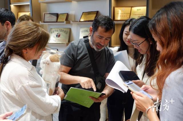 推出“優(yōu)才卡”分層服務(wù)體系,為A-F類人才提供“安居+醫(yī)療+教育+政務(wù)”全方位保障。 推出“優(yōu)才卡”分層服務(wù)體系,為A-F類人才提供“安居+醫(yī)療+教育+政務(wù)”全方位保障。