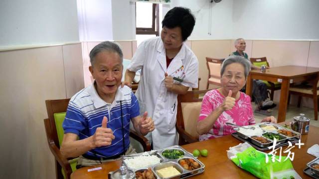 李耀棠(左)和老伴吃午飯。