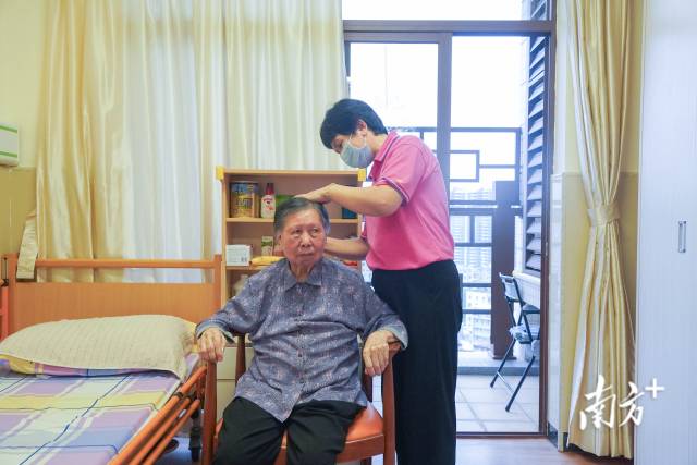 護工給林蘭芳梳頭。 護工給林蘭芳梳頭。