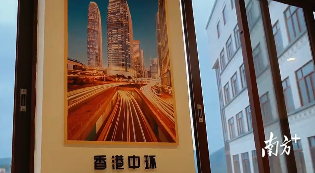 養老中心掛著香港中環的圖片。視頻截圖 養老中心掛著香港中環的圖片。視頻截圖