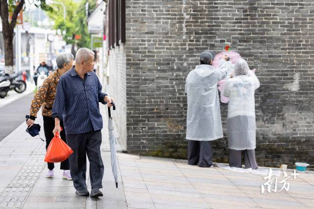 畫師在繪畫過程中，吸引了市民駐足觀賞。