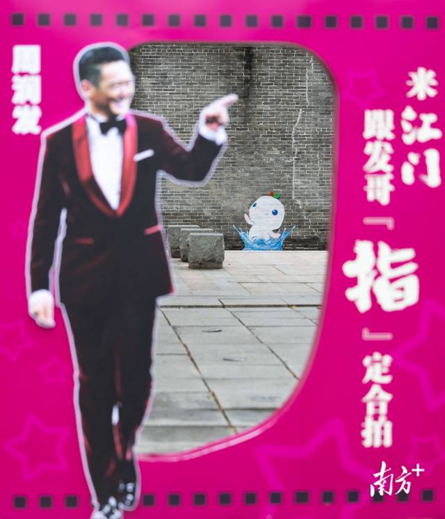花樣游泳項目“喜洋洋”墻繪與周潤發展板相互輝映。