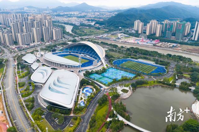 俯瞰江門體育中心，這里將承辦十五運會的花樣游泳、排球（女子20歲以下組）項目。