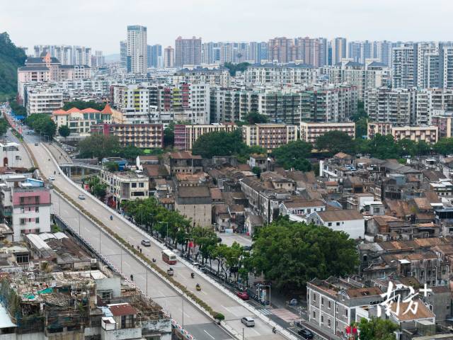 啟明里位于廣東省江門市蓬江區長堤歷史文化街區東段，原為裕順窯場舊址，是江門現存最早、保留最完整的百年華僑古村落之一。