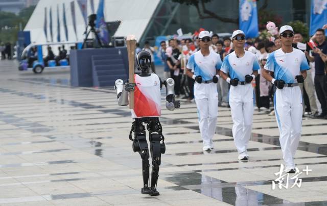 11月2日,十五運會深圳站火炬傳遞活動現場,人形機器人“夸父”擔任“0號”火炬手參加傳遞。 11月2日,十五運會深圳站火炬傳遞活動現場,人形機器人“夸父”擔任“0號”火炬手參加傳遞。