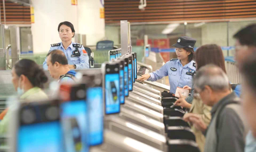 凌晨時(shí)段經(jīng)皇崗口岸入境的旅客經(jīng)智能快捷通道“刷臉”絲滑通關(guān)。 通訊員 黃俊生 供圖