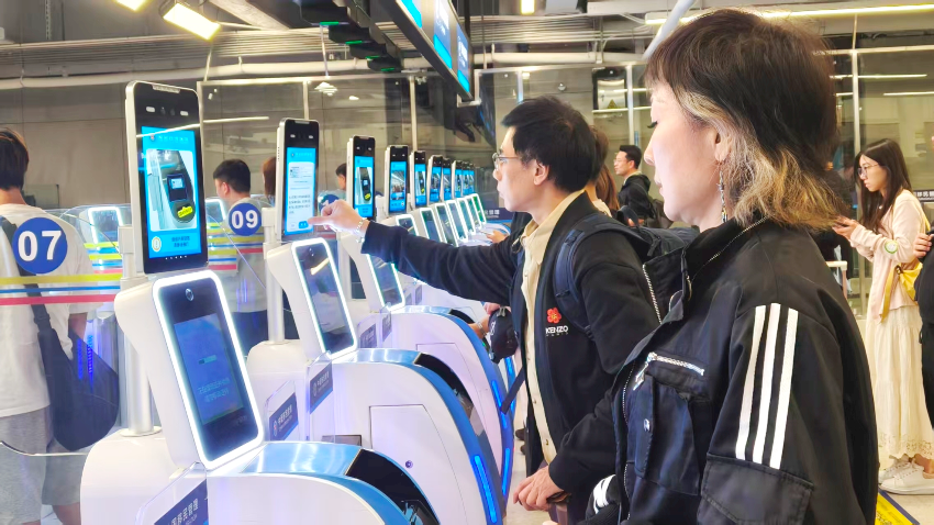 凌晨時段經皇崗口岸入境的旅客經智能快捷通道“刷臉”絲滑通關。 通訊員 黃俊生 供圖