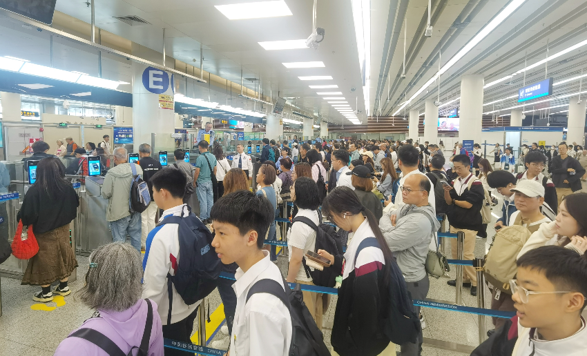 大批經(jīng)福田口岸入境的香港旅客擠滿(mǎn)智能快捷通道區(qū)域。 通訊員 黃俊生 供圖