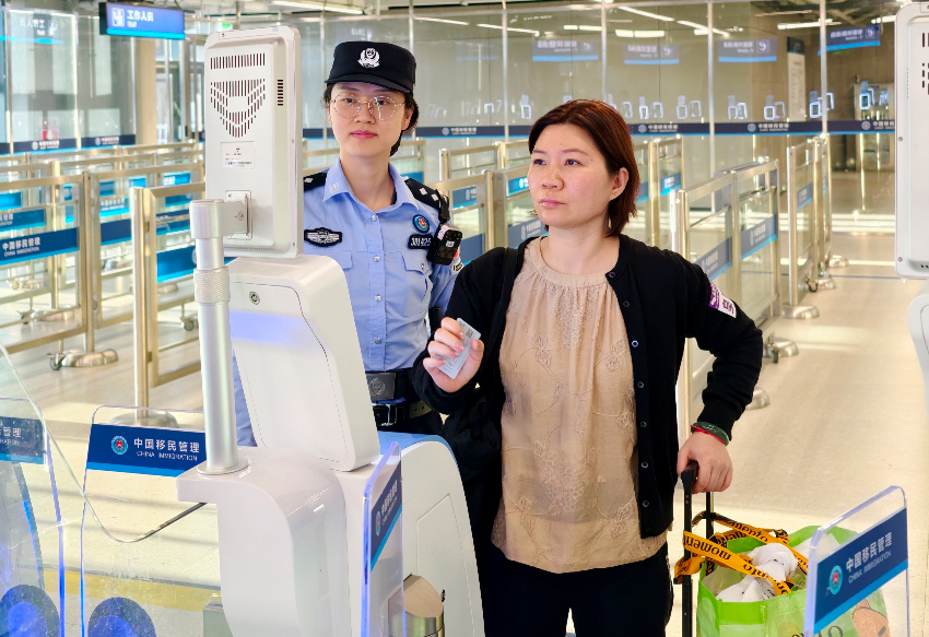 皇崗邊檢站民警指導首次經智能快捷通道入境香港旅客“刷臉”代替“刷證”體驗。 通訊員 黃俊生 供圖