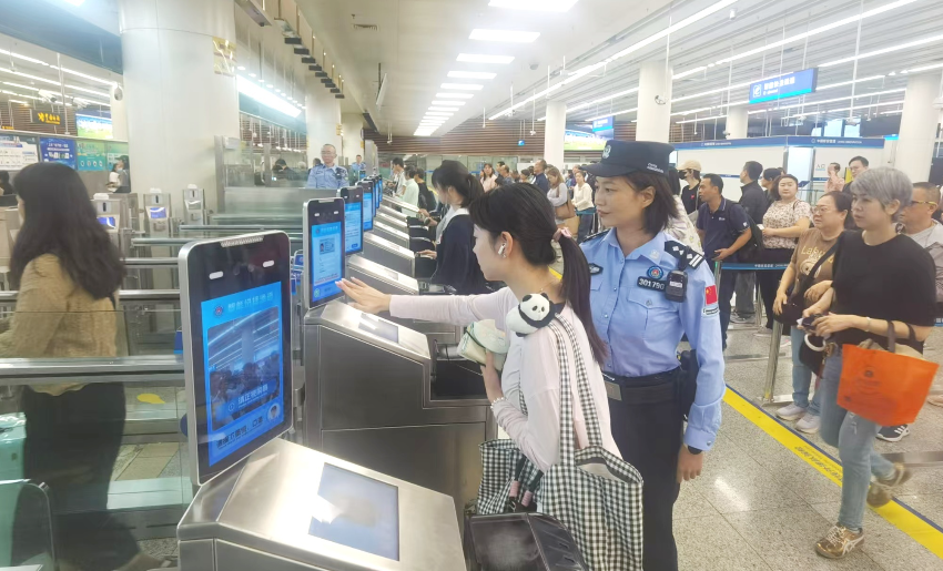 皇崗邊檢站民警在福田口岸入境大廳智能快捷通道區域指導旅客“刷臉”快速通關體驗。 通訊員 黃俊生 供圖