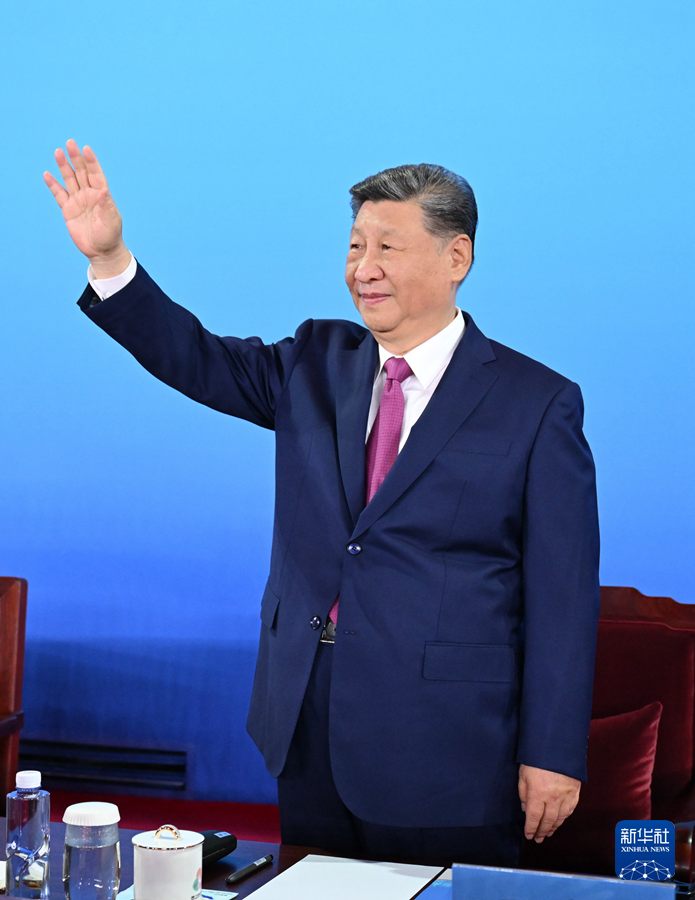 11月9日晚，中共中央總書記、國家主席、中央軍委主席習(xí)近平在廣東省廣州市出席中華人民共和國第十五屆運(yùn)動會開幕式并宣布運(yùn)動會開幕。這是習(xí)近平在主席臺上向大家揮手致意。新華社記者 謝環(huán)馳 攝