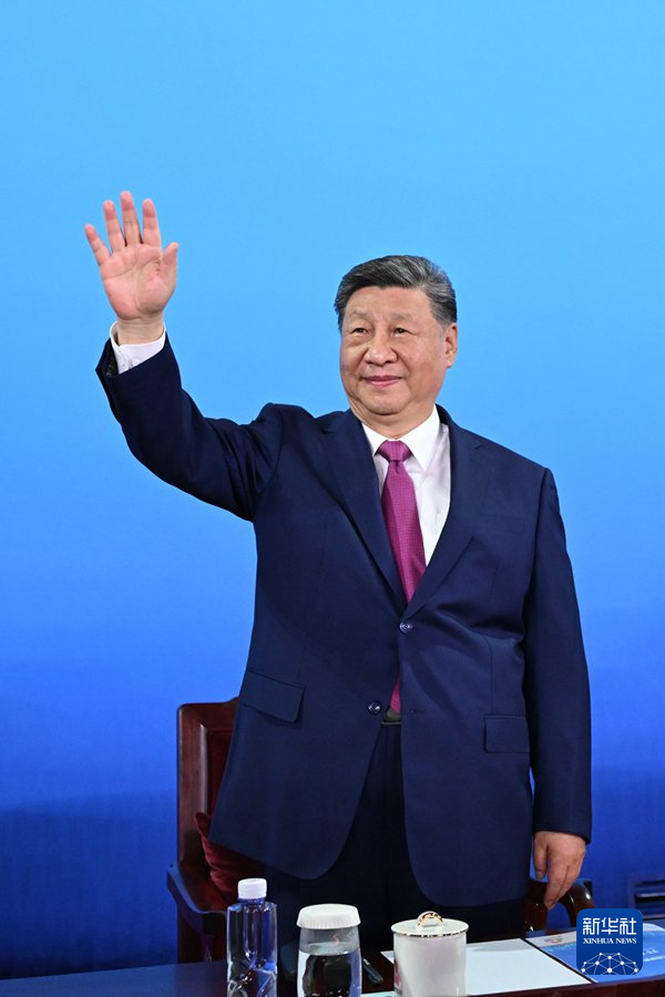 11月9日晚，中共中央總書記、國家主席、中央軍委主席習(xí)近平在廣東省廣州市出席中華人民共和國第十五屆運(yùn)動會開幕式并宣布運(yùn)動會開幕。這是習(xí)近平在主席臺上向大家揮手致意。新華社記者 燕雁 攝