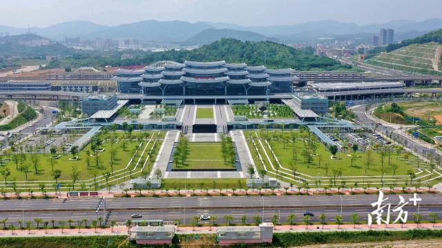 惠州加快融入“軌道上的大灣區”,已擁有廣汕高鐵、贛深高鐵、廈深高鐵共“3線9站”。 惠州加快融入“軌道上的大灣區”,已擁有廣汕高鐵、贛深高鐵、廈深高鐵共“3線9站”。