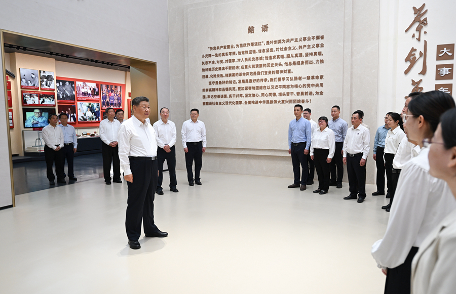 11月7日至8日，中共中央總書記、國家主席、中央軍委主席習近平在廣東考察。這是7日下午，習近平在位于梅州市梅縣區雁洋鎮的葉劍英紀念館參觀時，同工作人員親切交流。新華社記者 謝環馳 攝