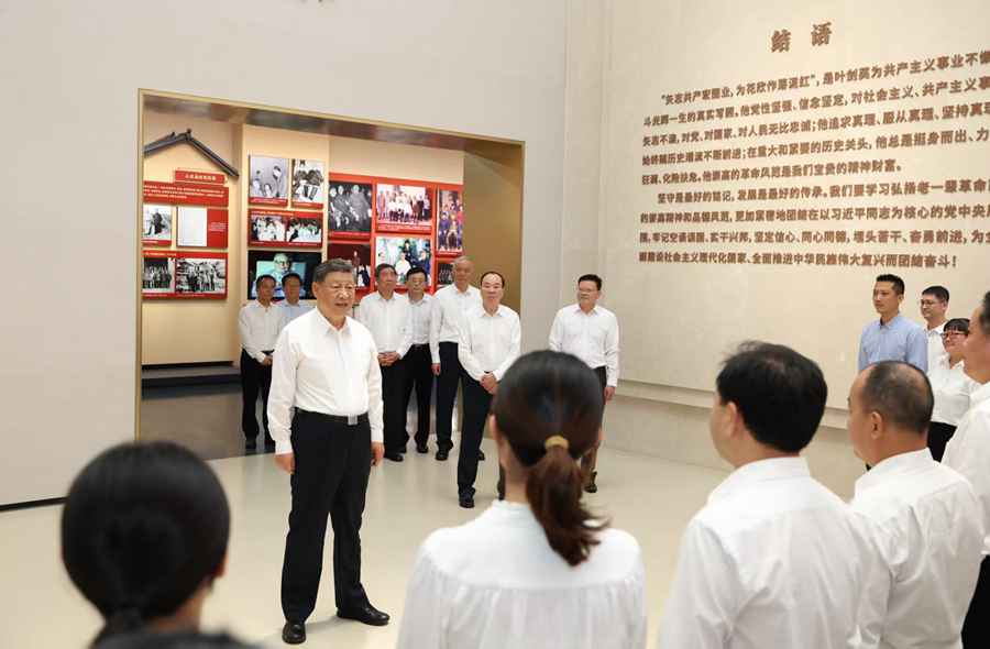 11月7日至8日，中共中央總書記、國家主席、中央軍委主席習近平在廣東考察。這是7日下午，習近平在位于梅州市梅縣區雁洋鎮的葉劍英紀念館參觀時，同工作人員親切交流。新華社發（肖翊 攝）