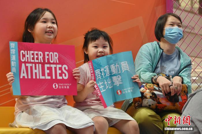 11月9日晚,香港民眾在香港一家商場內觀看第十五屆全國運動會開幕式的直播。圖為小女孩觀看直播,支持運動員。 中新社記者 李志華 攝 11月9日晚,香港民眾在香港一家商場內觀看第十五屆全國運動會開幕式的直播。圖為小女孩觀看直播,支持運動員。 中新社記者 李志華 攝