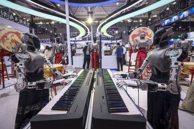 高交會機器人彈琴表演 南方+ 朱洪波 拍攝 高交會機器人彈琴表演 南方+ 朱洪波 拍攝