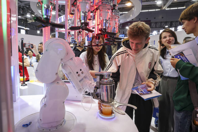 高交會機械臂做飲料 南方+ 朱洪波 拍攝 高交會機械臂做飲料 南方+ 朱洪波 拍攝