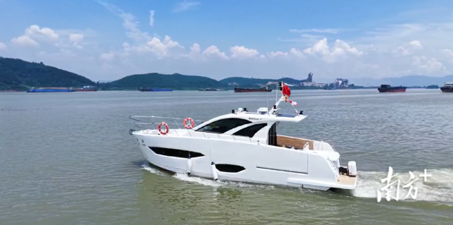 奇航研發設計的大型游艇在佛山西江試航。受訪者供圖 奇航研發設計的大型游艇在佛山西江試航。受訪者供圖