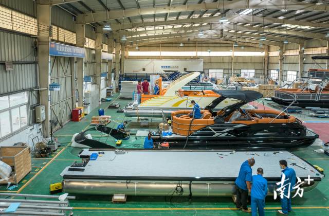 奇航生產車間內工人們正在組裝船只。廖明璨 攝 奇航生產車間內工人們正在組裝船只。廖明璨 攝
