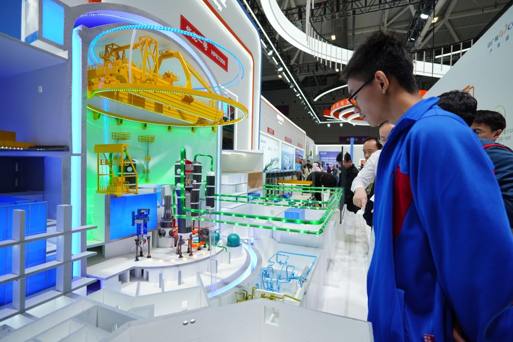 2025年11月15日,觀眾在第二十七屆中國國際高新技術成果交易會現場參觀“華龍一號”三代核電技術模型。新華社記者 王豐 攝 2025年11月15日,觀眾在第二十七屆中國國際高新技術成果交易會現場參觀“華龍一號”三代核電技術模型。新華社記者 王豐 攝