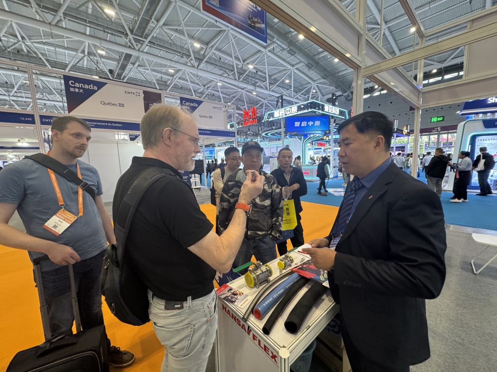 2025年11月14日,在第二十七屆中國國際高新技術成果交易會現場,德國制造企業漢薩福萊柯思液壓技術(上海)有限公司大客戶經理莫嘉斌(右)在與外國客商洽談。新華社記者 楊深深 攝 2025年11月14日,在第二十七屆中國國際高新技術成果交易會現場,德國制造企業漢薩福萊柯思液壓技術(上海)有限公司大客戶經理莫嘉斌(右)在與外國客商洽談。新華社記者 楊深深 攝