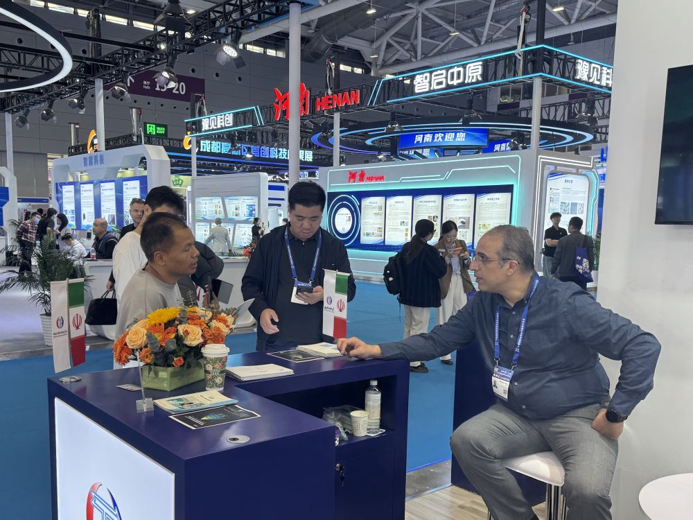 2025年11月14日,在第二十七屆中國國際高新技術成果交易會現場,伊朗薩拉姆醫療集團研發主任、醫學博士米拉雷扎·塔克亞爾在展位上洽談。新華社記者 楊深深 攝 2025年11月14日,在第二十七屆中國國際高新技術成果交易會現場,伊朗薩拉姆醫療集團研發主任、醫學博士米拉雷扎·塔克亞爾在展位上洽談。新華社記者 楊深深 攝