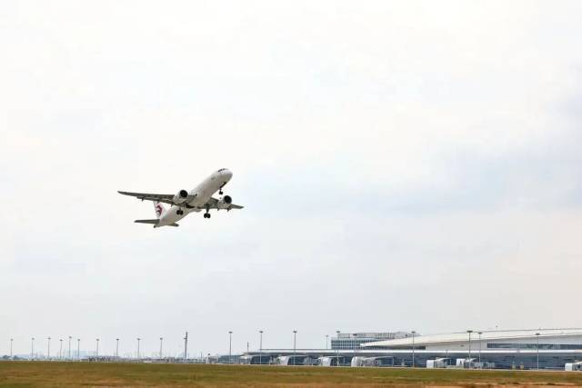 從T1到T3,變化的不僅是航站樓的規模,更是廣州城市發展的維度與格局。 從T1到T3,變化的不僅是航站樓的規模,更是廣州城市發展的維度與格局。