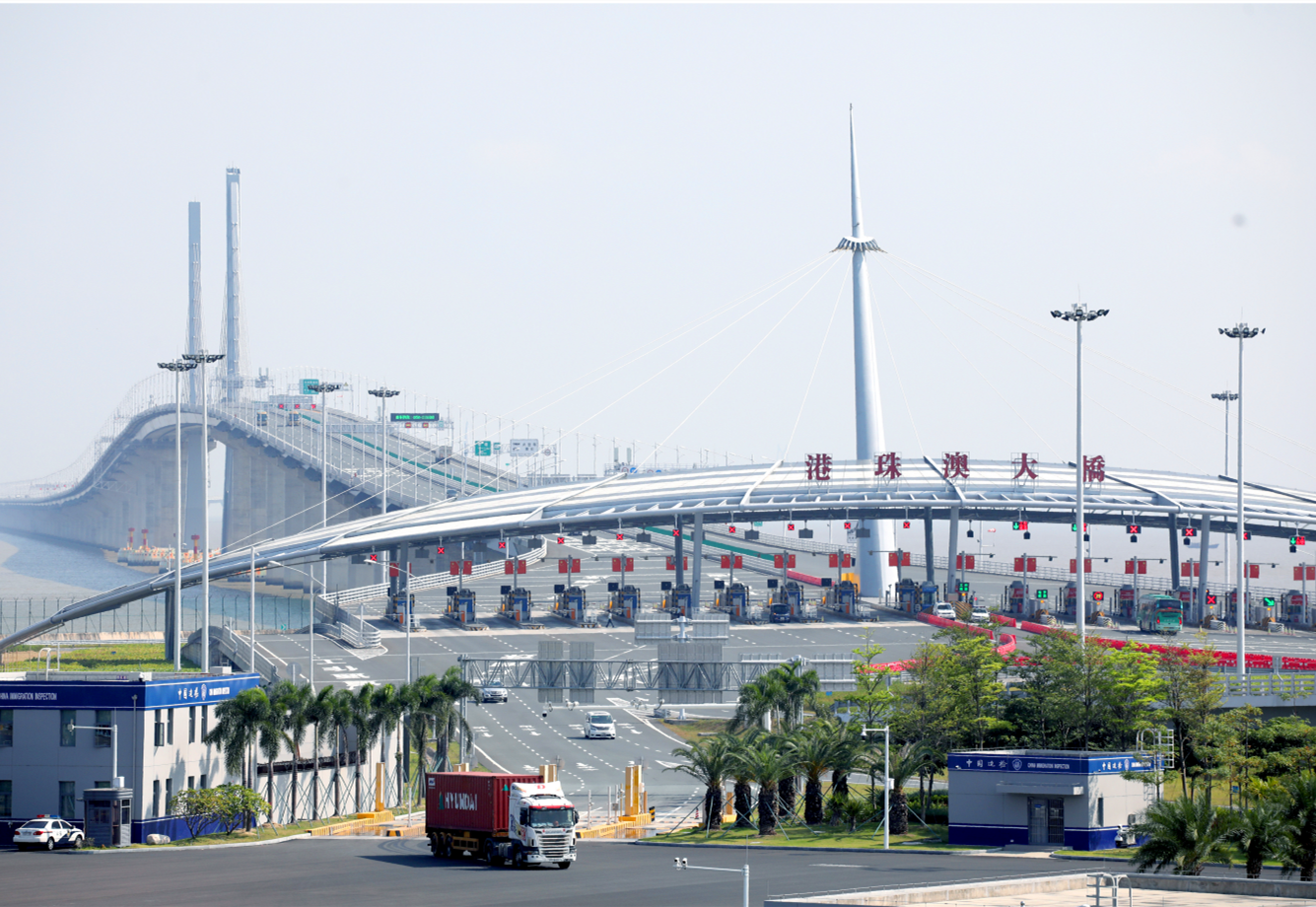 港珠澳大橋采取“三地三檢”的通關模式，實行24小時通關。三地口岸由粵港澳三地政府各自負責設立和管理，均位于各自屬地內，其中珠海、澳門之間采取“合作查驗、一次放行”的創新模式，旅客只需要排一次隊就可完成雙方邊檢查驗手續。